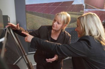 Mit der Mentorin wird der Einstieg in Wirtschaftsunternehmen für Studentinnen leichter