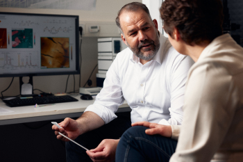 Tim Kampe hält einen Zug-Knochen in der Hand
