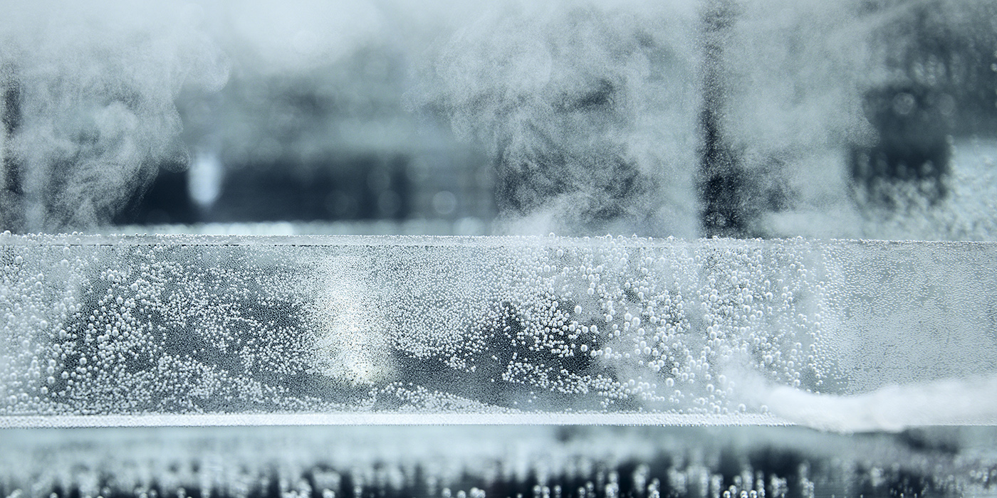 Kleine Blasen steigen an die Oberfläche von Wasser.