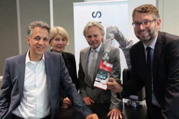 Vertreter der FH Bielefeld, Bertelsmannstiftung und OstWestfalenLippe GmbH stellen sich für das Pressefoto auf