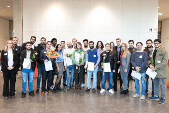 Eine Gruppe Menschen mit Urkunden in den Händen