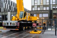 Ein Kran steht vor dem Eingang zum Konferenzbereich der FH Bielefeld