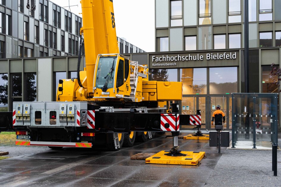 Ein Kran steht vor dem Eingang zum Konferenzbereich der FH Bielefeld