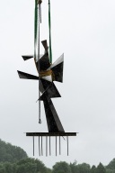 Die Skulptur von Hans Uhlmann wird per Kran antransportiert