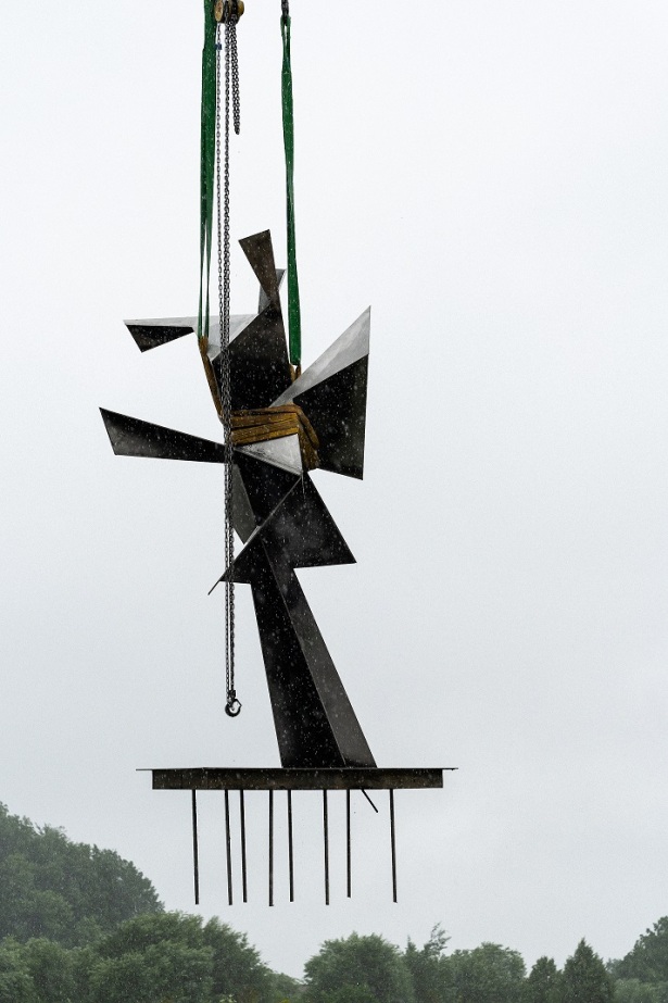 Die Skulptur von Hans Uhlmann wird per Kran antransportiert