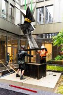 Das Kunstwerk von Hans Uhlmann wird auf dem Podest an seinem neuen Standort montiert