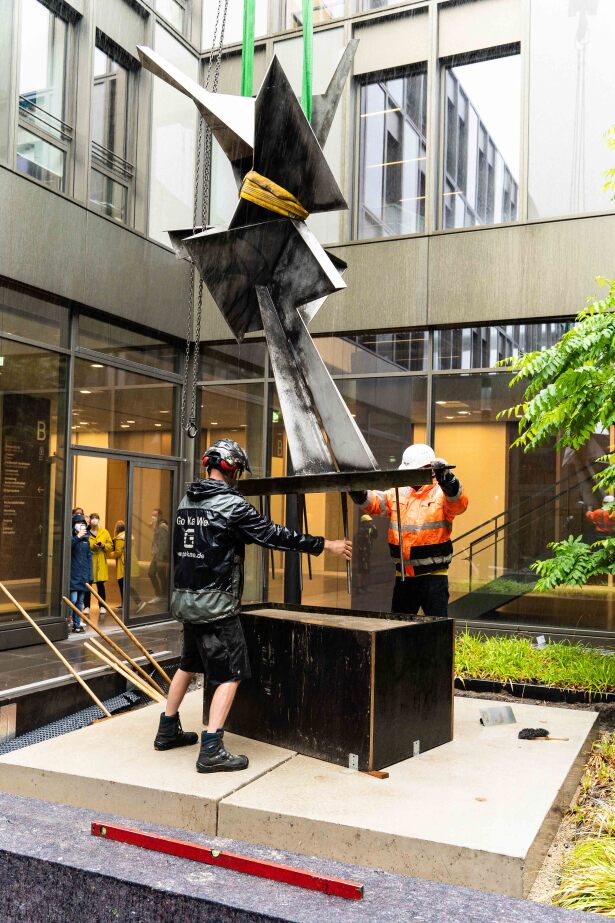 Das Kunstwerk von Hans Uhlmann wird auf dem Podest an seinem neuen Standort montiert