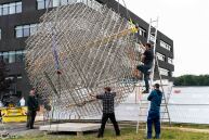 Die kugelförmige Plastik aus Edelstahlstäben wird montiert