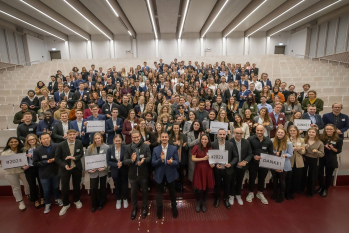 Die Stipendiatinnen und Stipendiaten stehen in einem Hörsaal