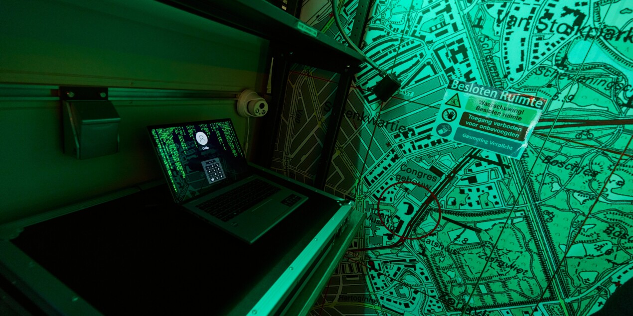 Ein Laptop mit einer Passwort Eingabemaske steht auf einem Schreibtisch