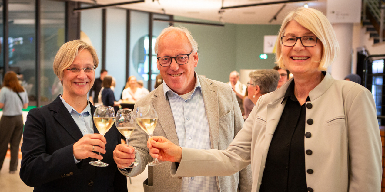 Foto: Angelika Epple Pit Clausen und Ingeborg Schramm Wölk stoßen mit Sekt an