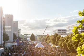 Menschenmenge vor der Hauptbühne