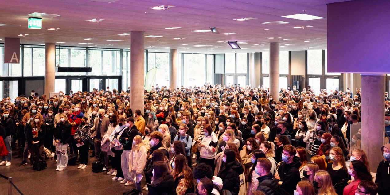 Die Magistrale der FH ist gefüllt mit Studierenden.