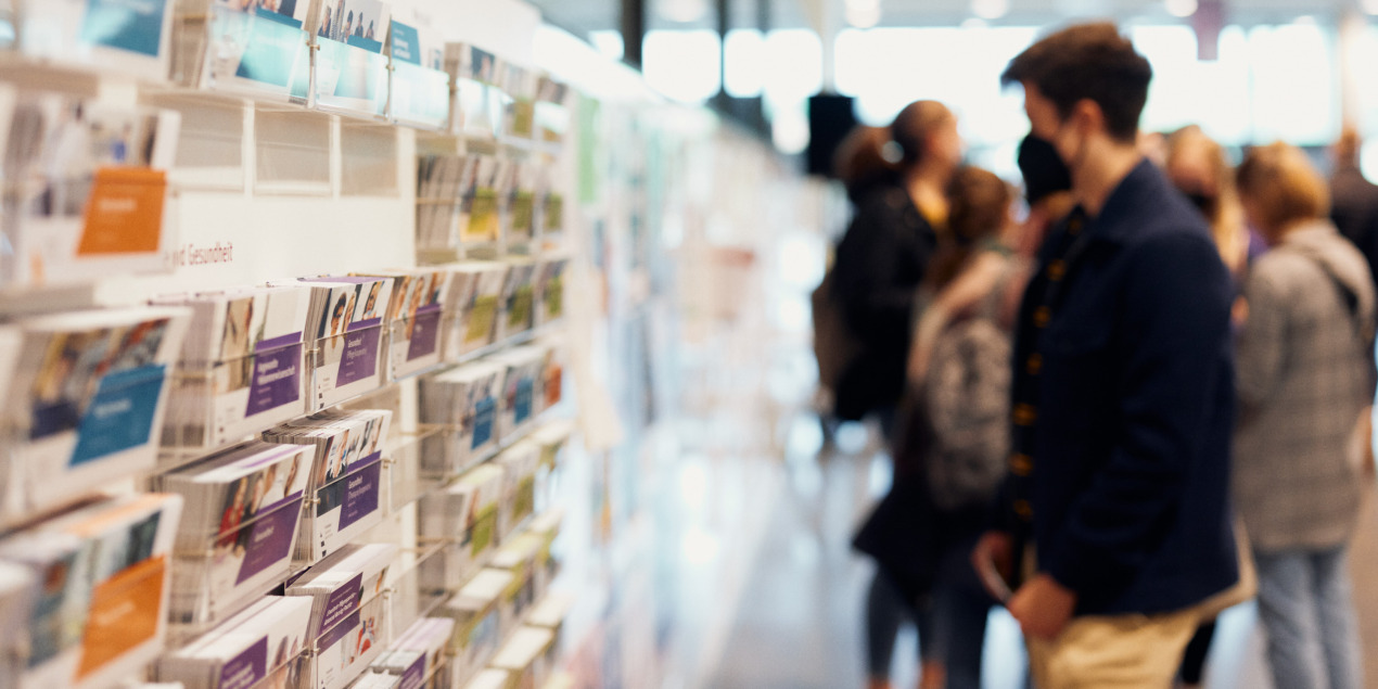 Infoflyer der FH Bielefeld an der Wand