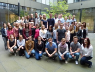 Eine Gruppe Studierender im Innenhof