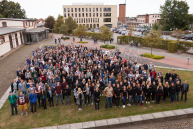 Die rund 430 Erstsemester stehen auf der Rasenfläche vor dem Hauptgebäude