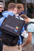 Ein Student hat sich die Tasche der Stadt Minden über die Schulter gehängt