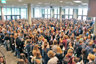 Im Eingangsbereich der FH Bielefeld stehen ca. 1.000 Studierende dicht an dicht.