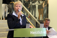 Dr. Marita Ripke hat ein Mikro in der Hand, in das sie reinspricht.