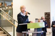 Frau Ripke spricht ins Mikro.