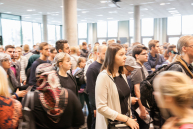 Viele Studierenden verlassen den Eingangsbereich des Gebäudes.