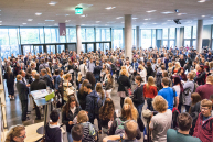 Die Studierenden sammelten sich im Eingangsbereich.