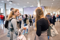 Zwei Studentinnen unterhalten sich.