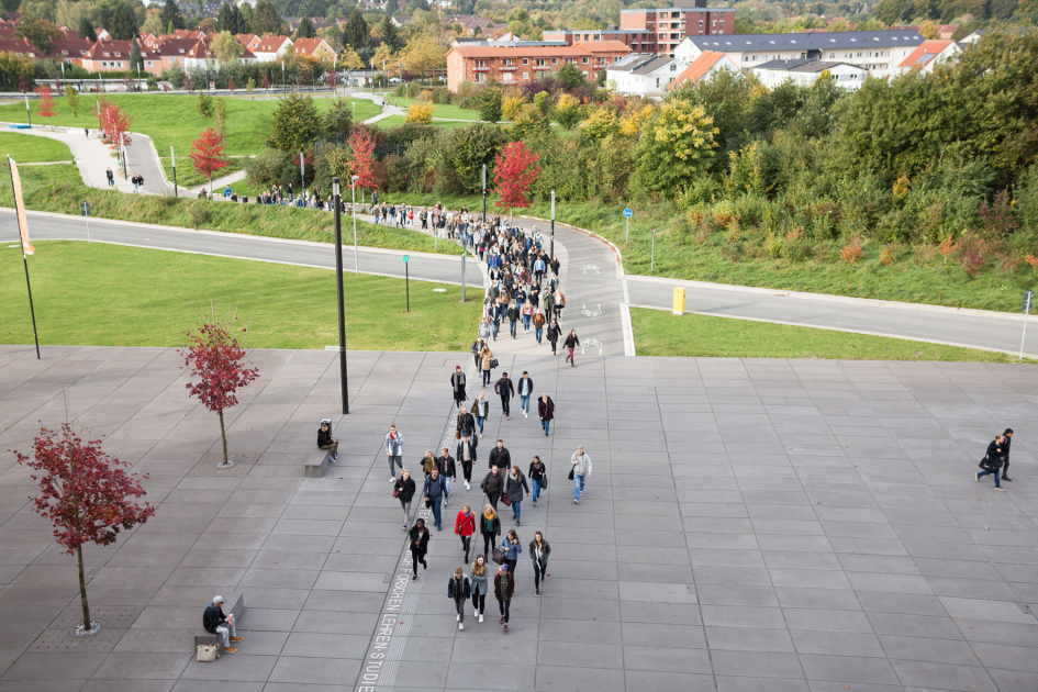 Blick aus dem Gebäude auf die eintreffenden Personen