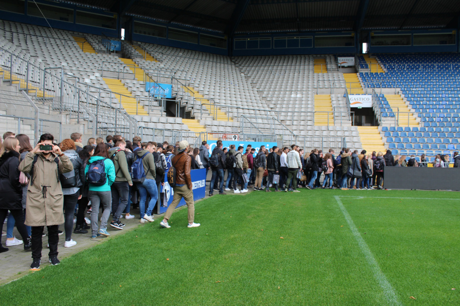 Viele Personen in einem Fußballstadion