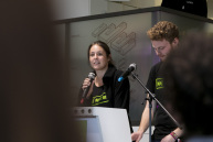 Ein Mann und eine Frau stehen am Rednerpult