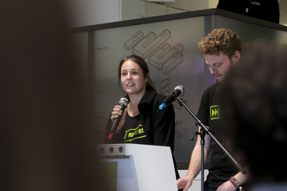 Ein Mann und eine Frau stehen am Rednerpult