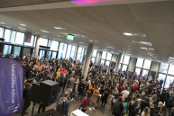 Menschenmenge im Foyer