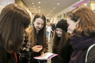 Vier Frauen schauen in eine Broschüre