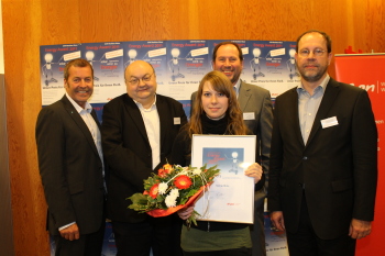 v.l.: Klaus Meyer (Juryvorsitzender und Geschäftsführer Energie Impuls OWL), Prof. Dr. Joachim Bahndorf (Vizepräsident für Forschung, Entwicklung, Transfer, FH Bielefeld), Svenja Hicke (Preisträgerin), Prof. Dr. Lothar Budde (Dekan Fachbereich Ingenieurwi