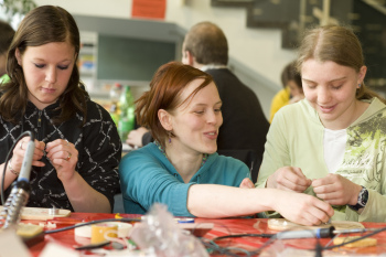 Bereits in den vergangenen Jahren lernten Mädchen an der FH Bielefeld geschlechteruntypische Berufe kennen. Seit 2011 schnuppern an der Hochschule auch Jungen in Berufe rein, in denen vorwiegend Frauen arbeiten.