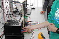 Die Schülerinnen testen an einem einfachen Versuchsaufbau, wie sie einen Modellhubschrauber steuern können.