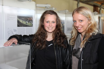 Die Schülerinnen Elisabeth Weber (l.) und Jana Nolting informieren sich über das Studium am Campus Minden.
