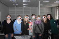 7 Schülerinnen mit 3D-Brillen