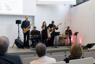 Band steht auf der Bühne vom Audimax beim Jahresempfang und musiziert