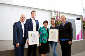Prof. Dr. Michael Stricker übergab Semire Cilgin und Dominik Kammertöns gemeinsam mit Prof. Dr. Rita Süssmuth und Ingeborg Schramm-Wölk den Engagement-Preis im Audimax.