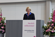 Präsidentin Ingeborg Schramm-Wölk steht am Rednerpult im Audimax und hält einen Festvortrag,
