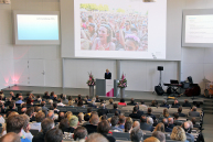 Blick von oben im Audimax auf Ingeborg Schramm-Wölk am Rednerpult.