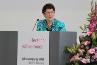 Prof. Rita Süssmuth steht am Rednerpult im Audimax.