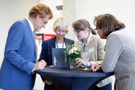 Jahresempfang 2016 - Professoren betrachten Jahresgabe_em