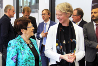 Prof. Rita Süssmuth unterhält sich mit Dr. Karin Ilg in der Hochschulbibliothek.