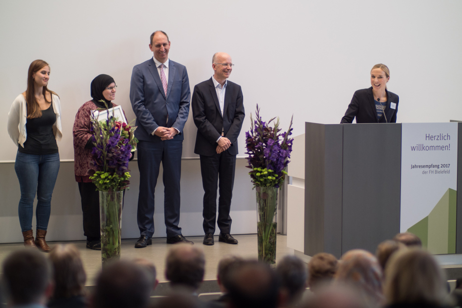 Fünf Personen auf der Bühne
