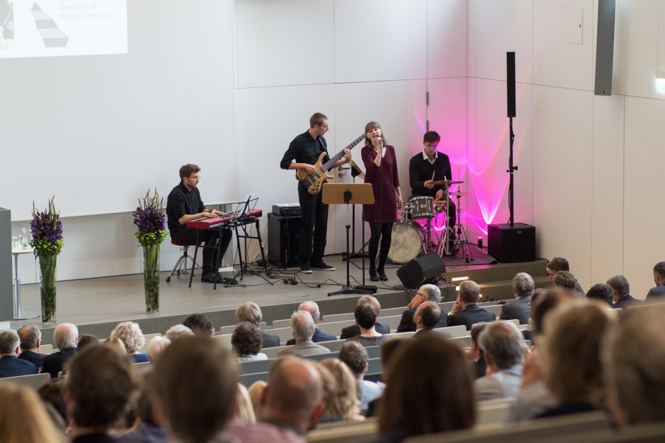 Musiker auf der Bühne.