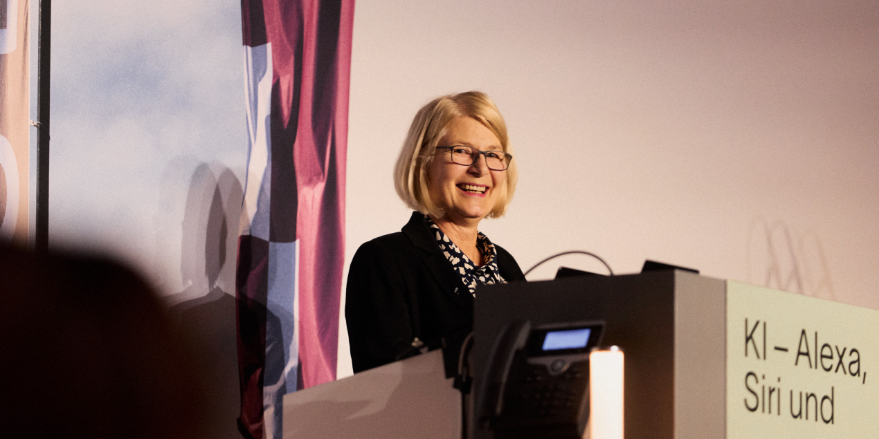 Ingeborg Schramm-Wölk  hinter dem Redepult