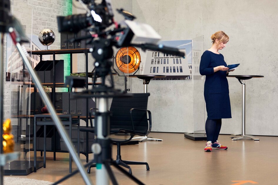 Moderatorin Nele Kießling liest etwas von ihren Moderationskarten ab.