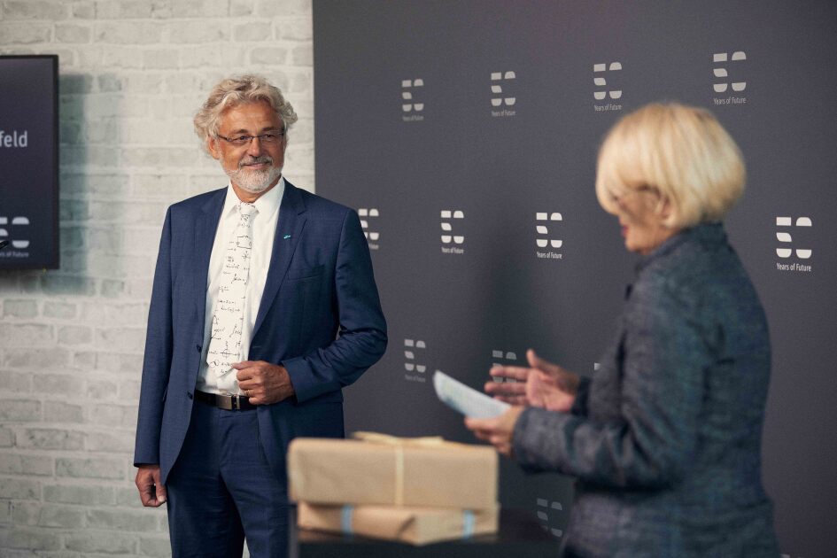 Friedrich Biegler-König und Ingeborg Schramm-Wölk stehen nebeneinander im Gespräch